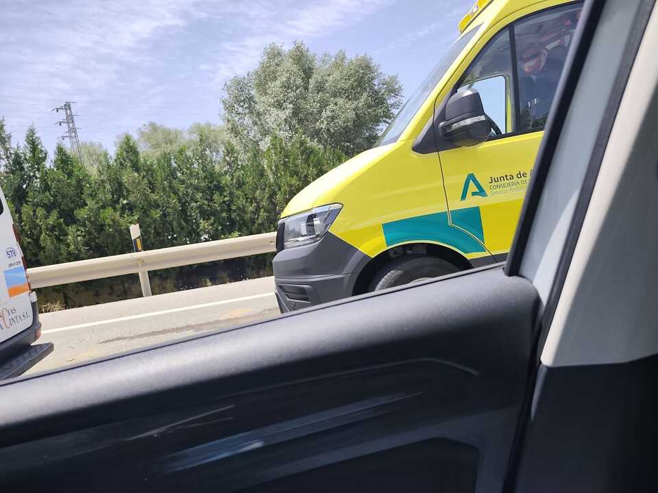 Ambulancia en el lugar del accidente