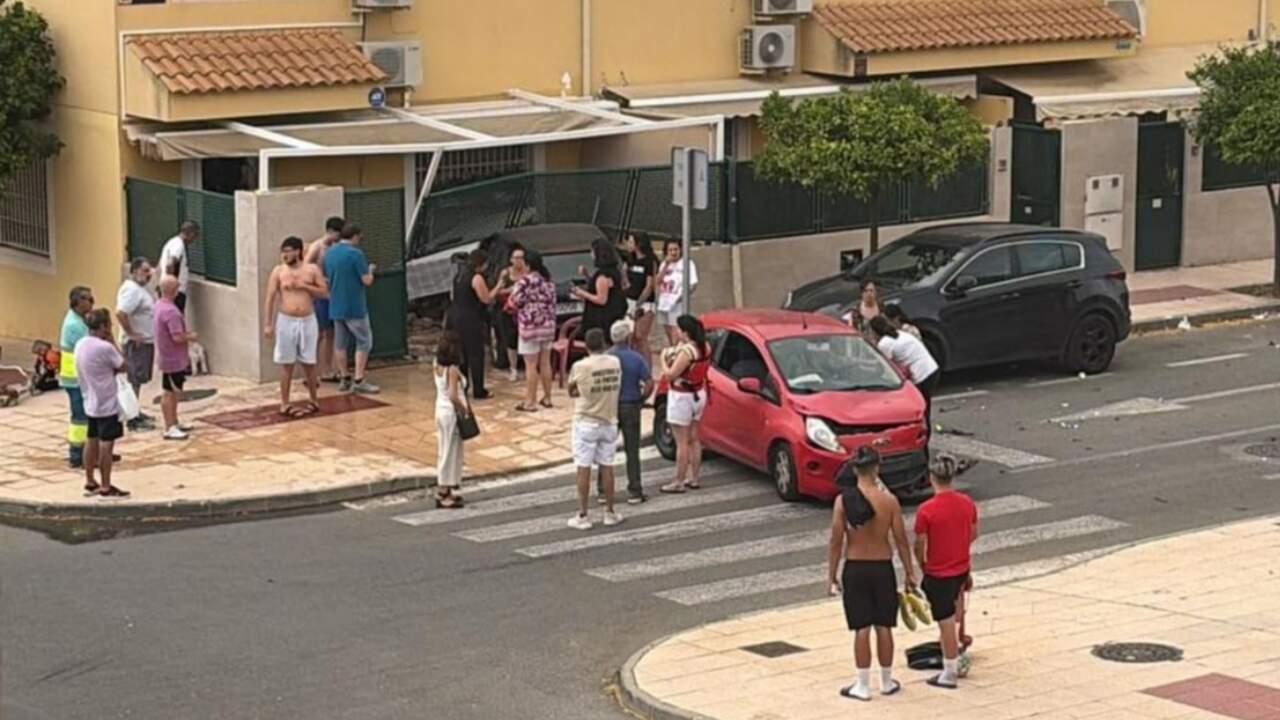 Un coche arrolla a un hombre que estaba sentado en la terraza de su vivienda en Guadalupe