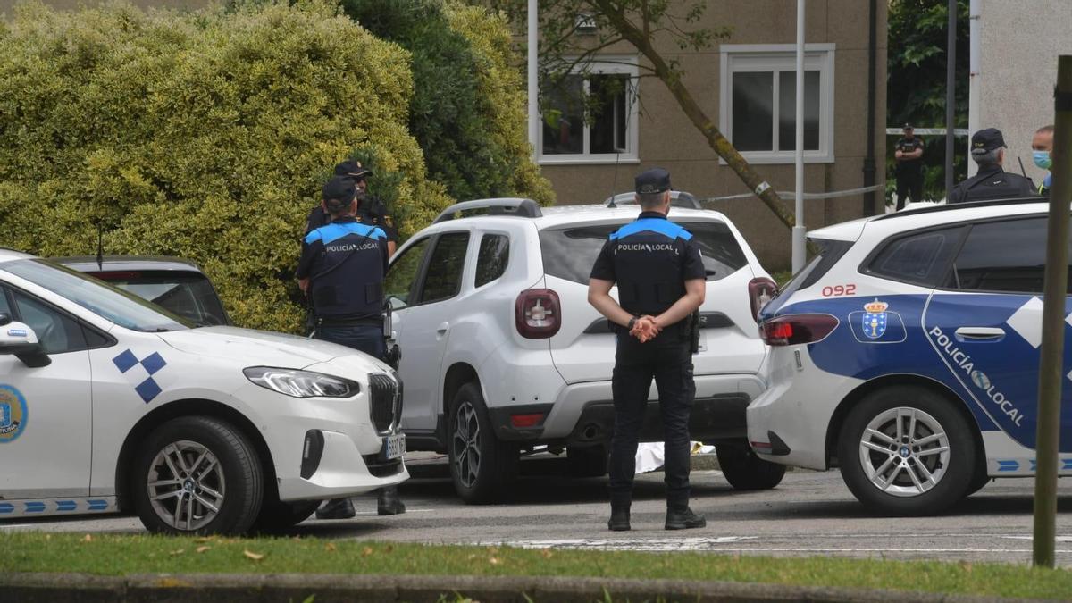 Agentes de la Policía Nacional y de la Policía Local de A Coruña, en la zona del apuñalamiento, en Os Rosales.