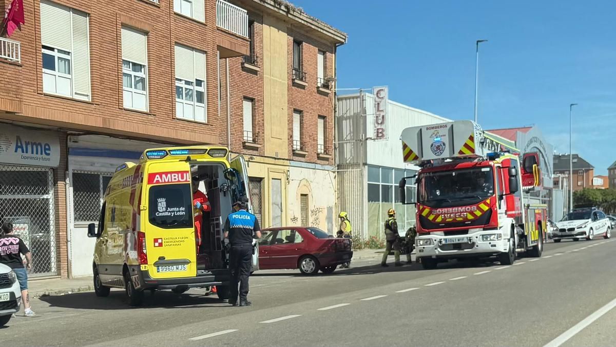 Personal sanitario de Sacyl y Bomberos de León intervienen ante la caída de cascotes sobre un peatón en la avenida de Antibióticos.