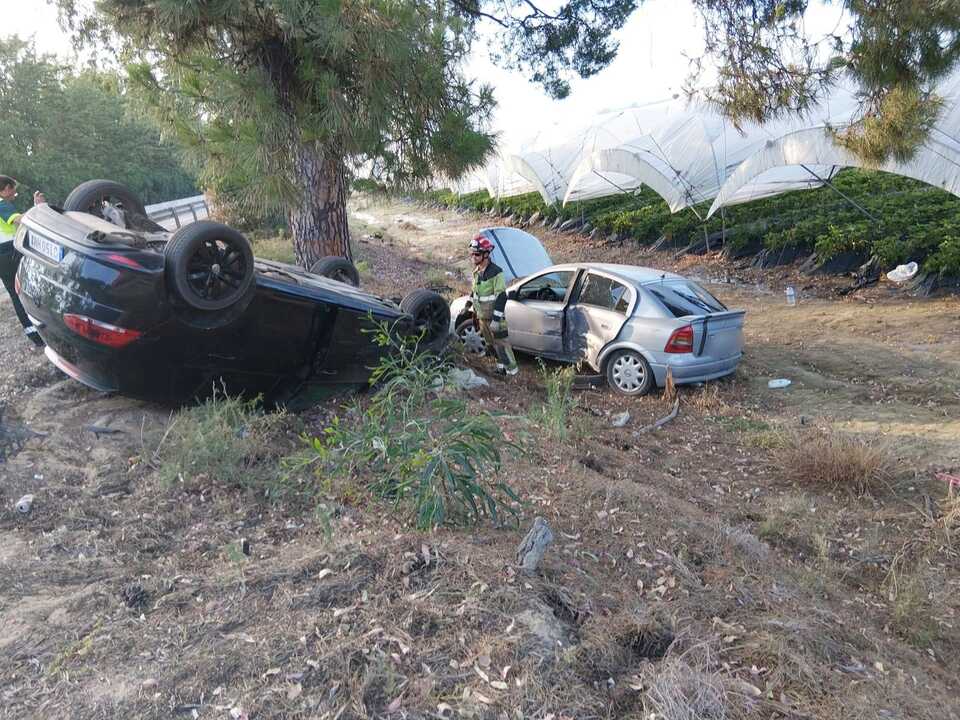 Así quedaron los dos coches tras el accidente: Fuente: Sab Bomberos Huelva Provincia