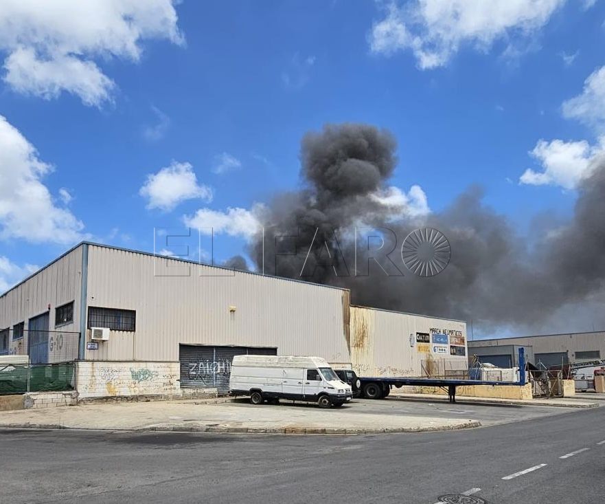 Un importante incendio en cuatro naves del Polígono Industrial moviliza a 25 bomberos
