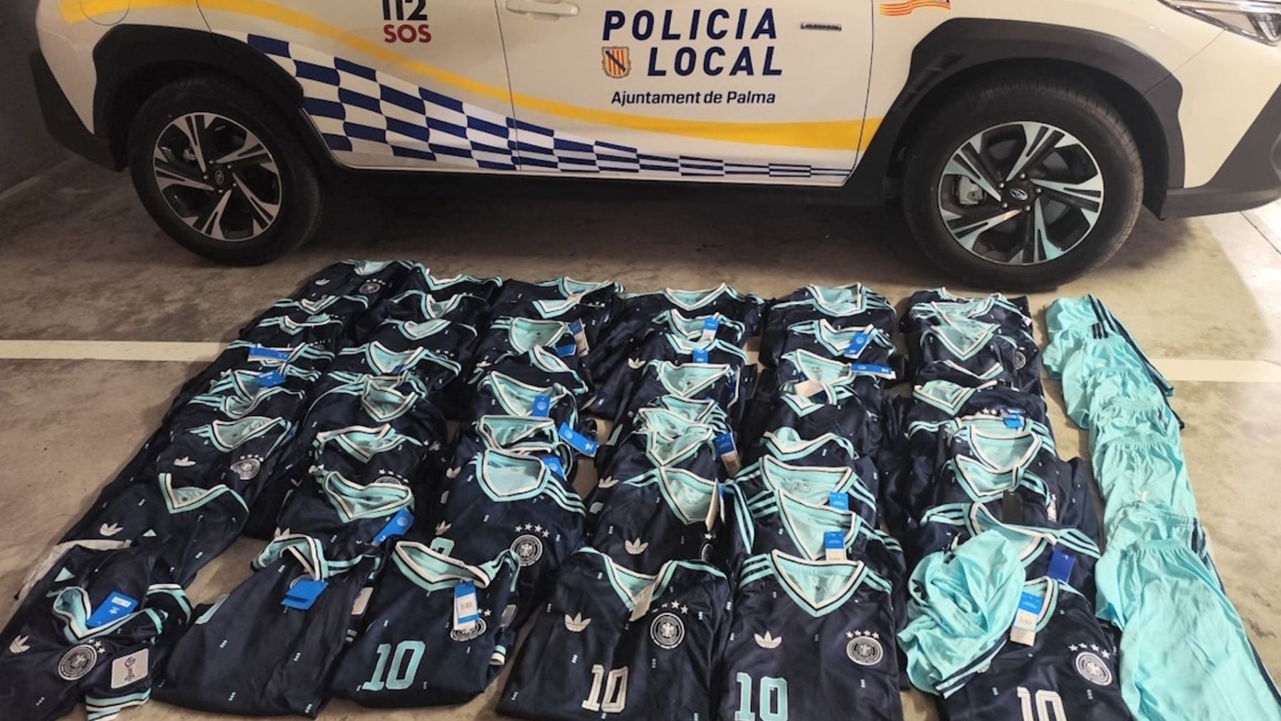 Los manteros de Playa de Palma se preparan para el Mundial: incautadas 76 camisetas falsas de la selección alemana
