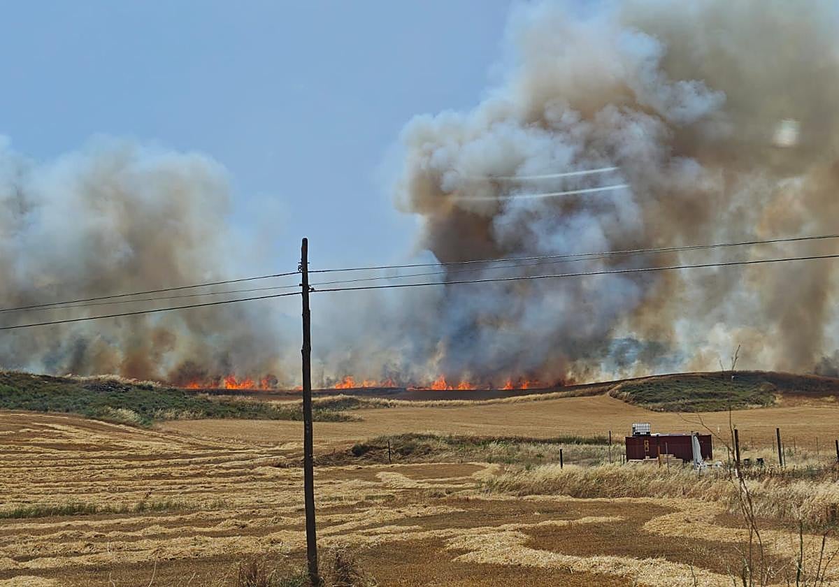 Incendio agrícola en una finca situada al lado de la LR-250, entre Ribafrecha y Villamediana