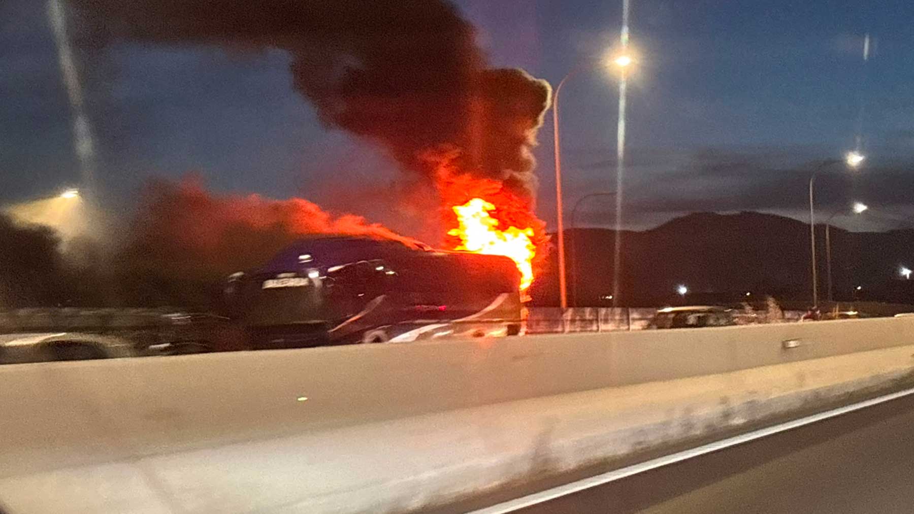 Incendio de autocar en la Vía de Cintura de Palma causa gran conmoción