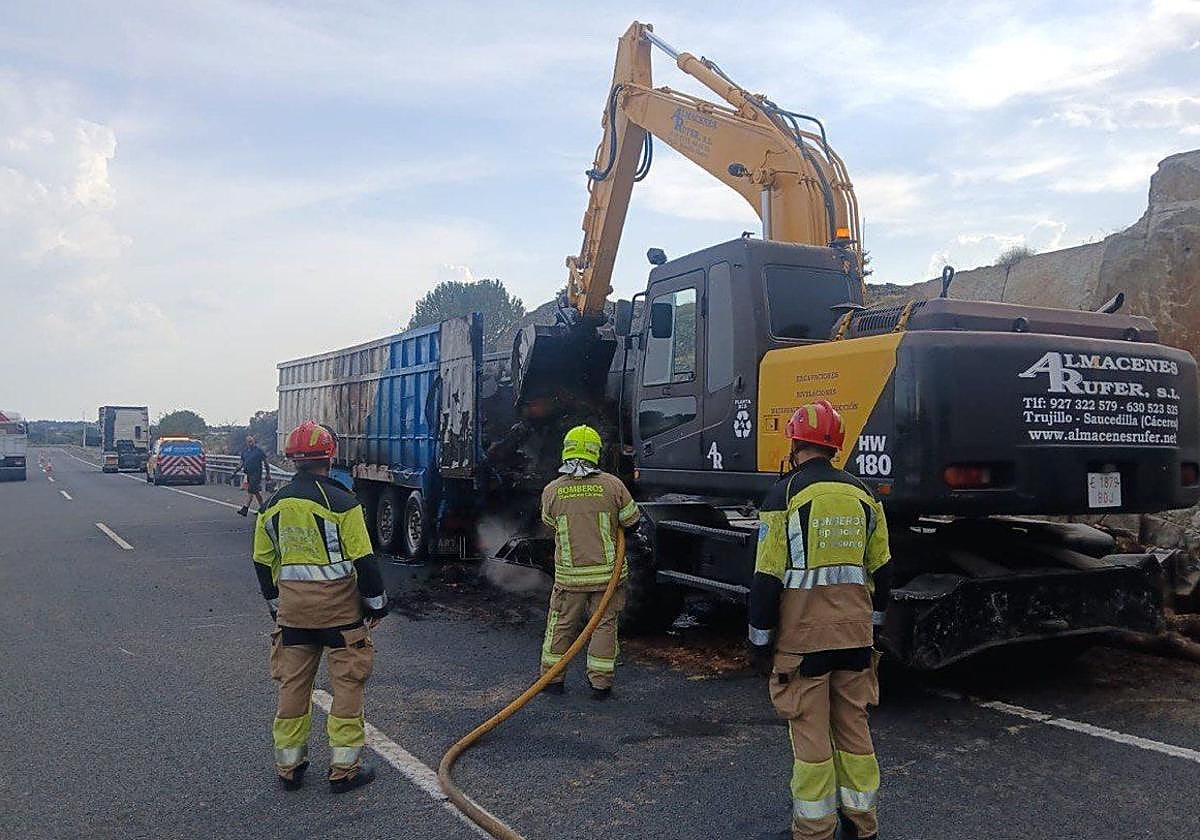 Sucesos: El incendio de un camión en la A-5 obliga a cortar el tráfico en la autovía a la altura de Trujillo