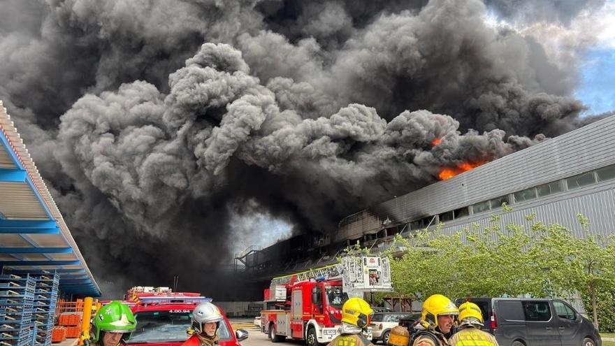 Un espectacular incendio calcina la nave de Honda en Santa Perpètua, en Barcelona