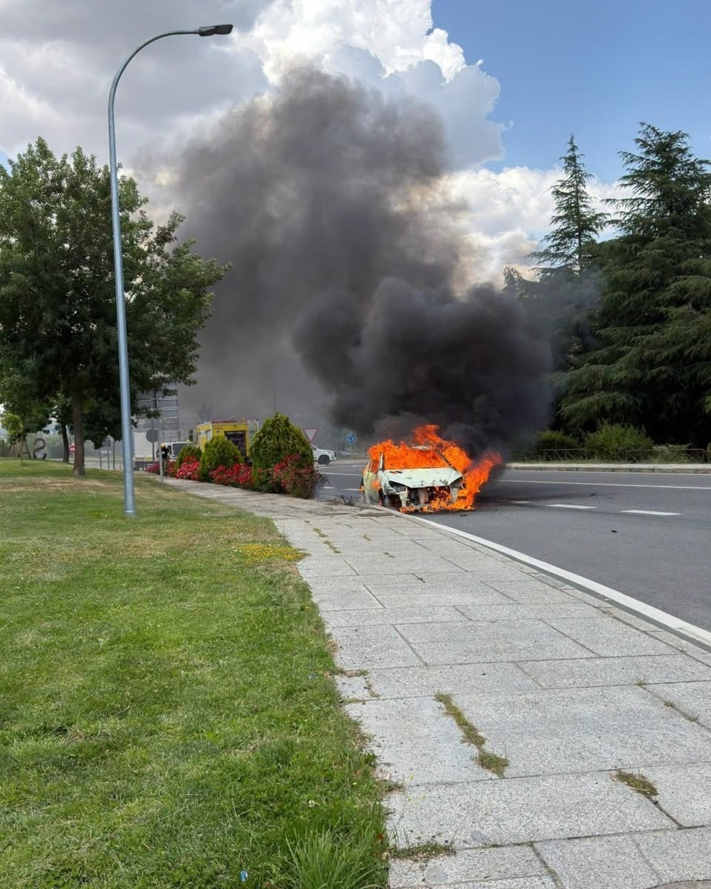 Incendio de un vehículo en la carretera N-603 de San Rafael fue controlado por servicios de emergencia