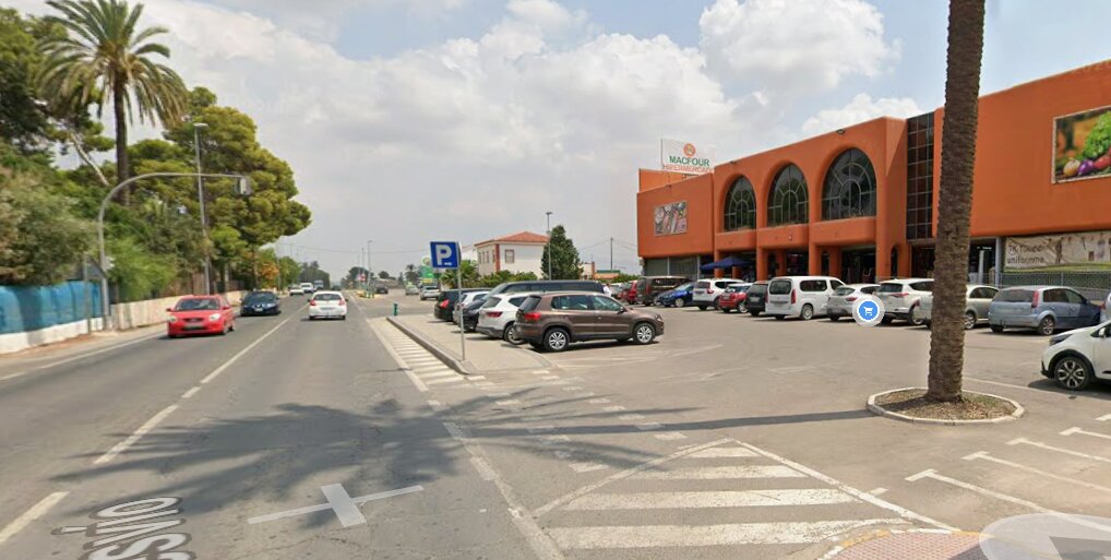 Arde un vehículo en el parking de un supermercado de Totana