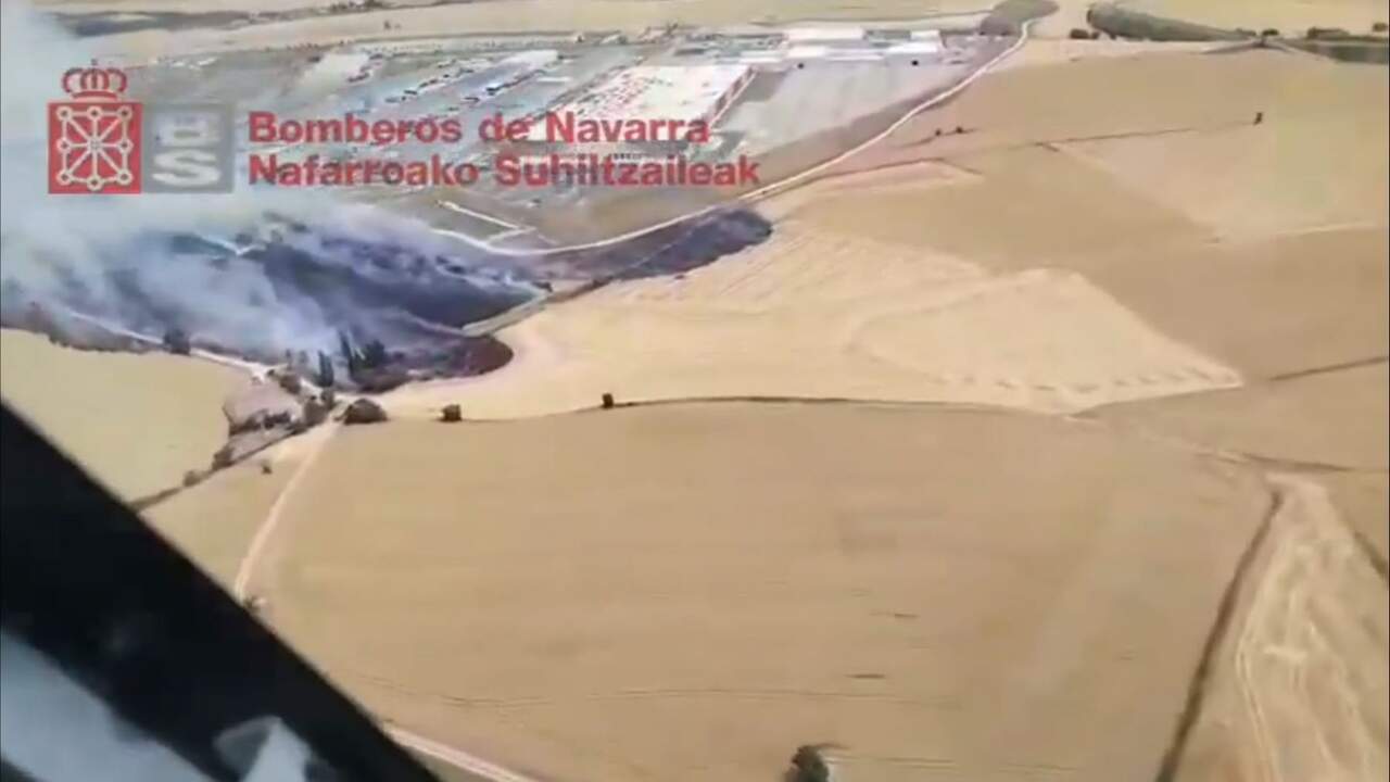 Un incendio de vegetación alcanza viviendas en un pueblo de Navarra y moviliza helicópteros y bomberos