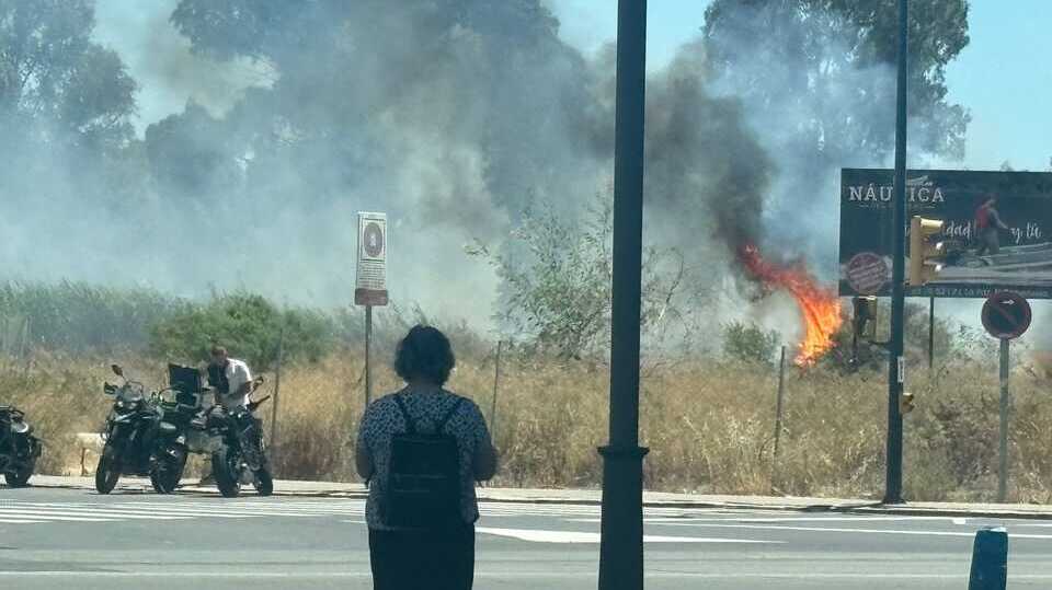 Incendio de vegetación genera alarma en el Ensanche Sur de Huelva