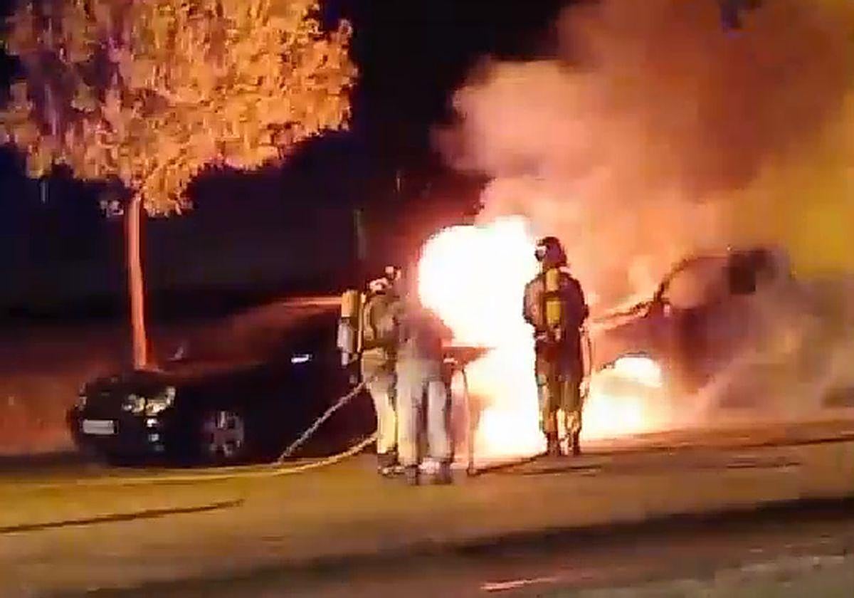 Un incendio calcina dos coches de madrugada en Burgos