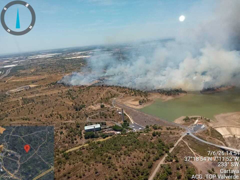 Incendio en Lepe: movilizan helicópteros y equipos para controlar el fuego cerca del camping Waingunga