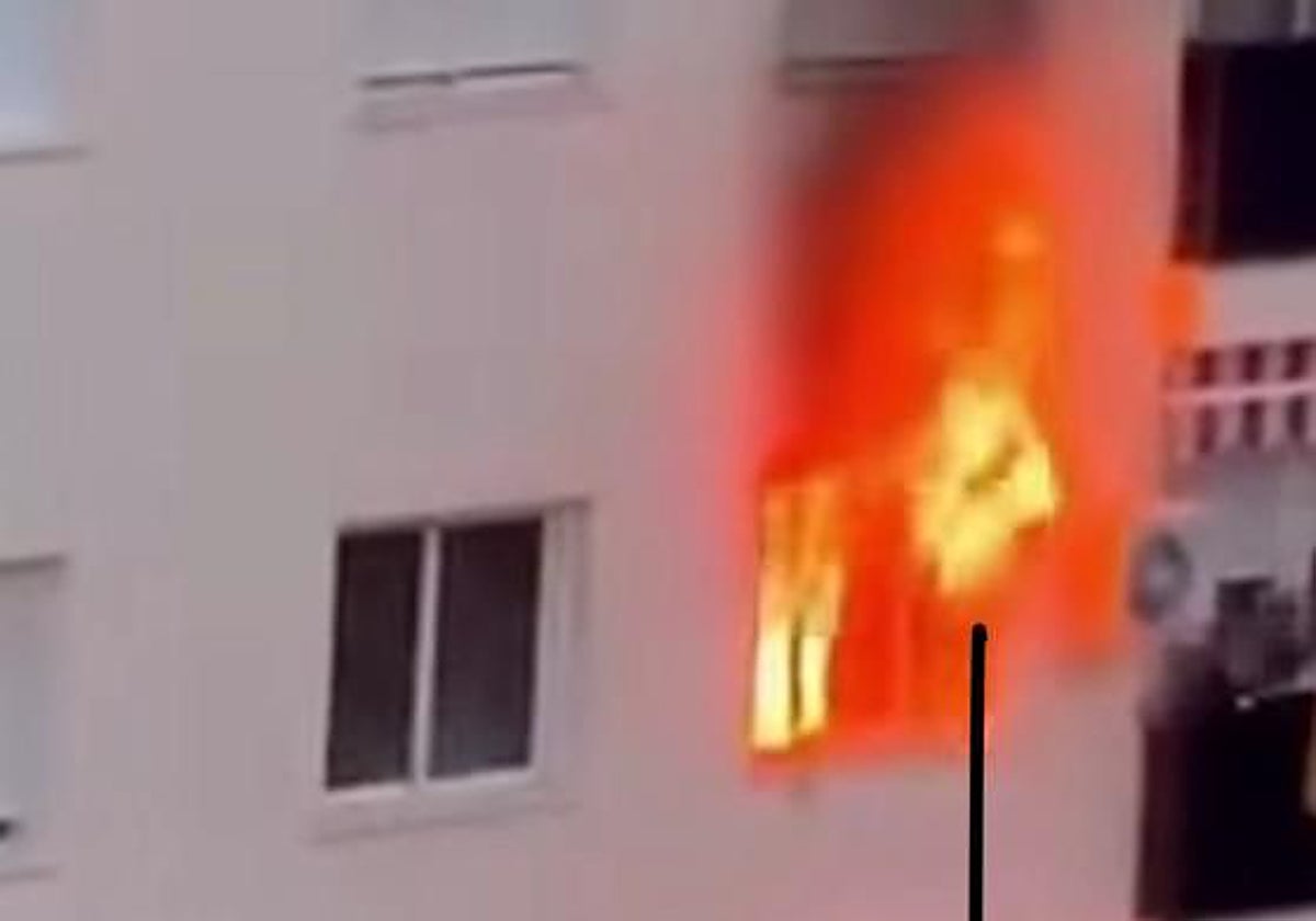 Incendio en Marbella deja dos heridos y provoca alarma entre vecinos