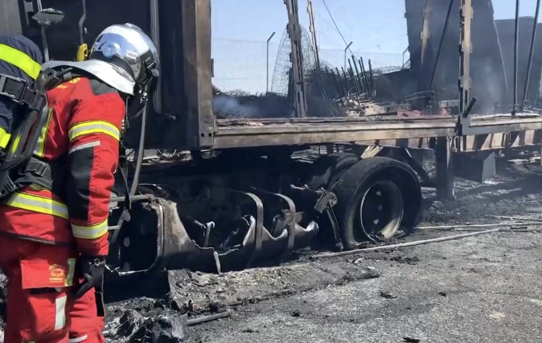 Incendio en Parla: Bomberos logran extinguir fuego que afectó a 13 vehículos pesados y vegetación circundante
