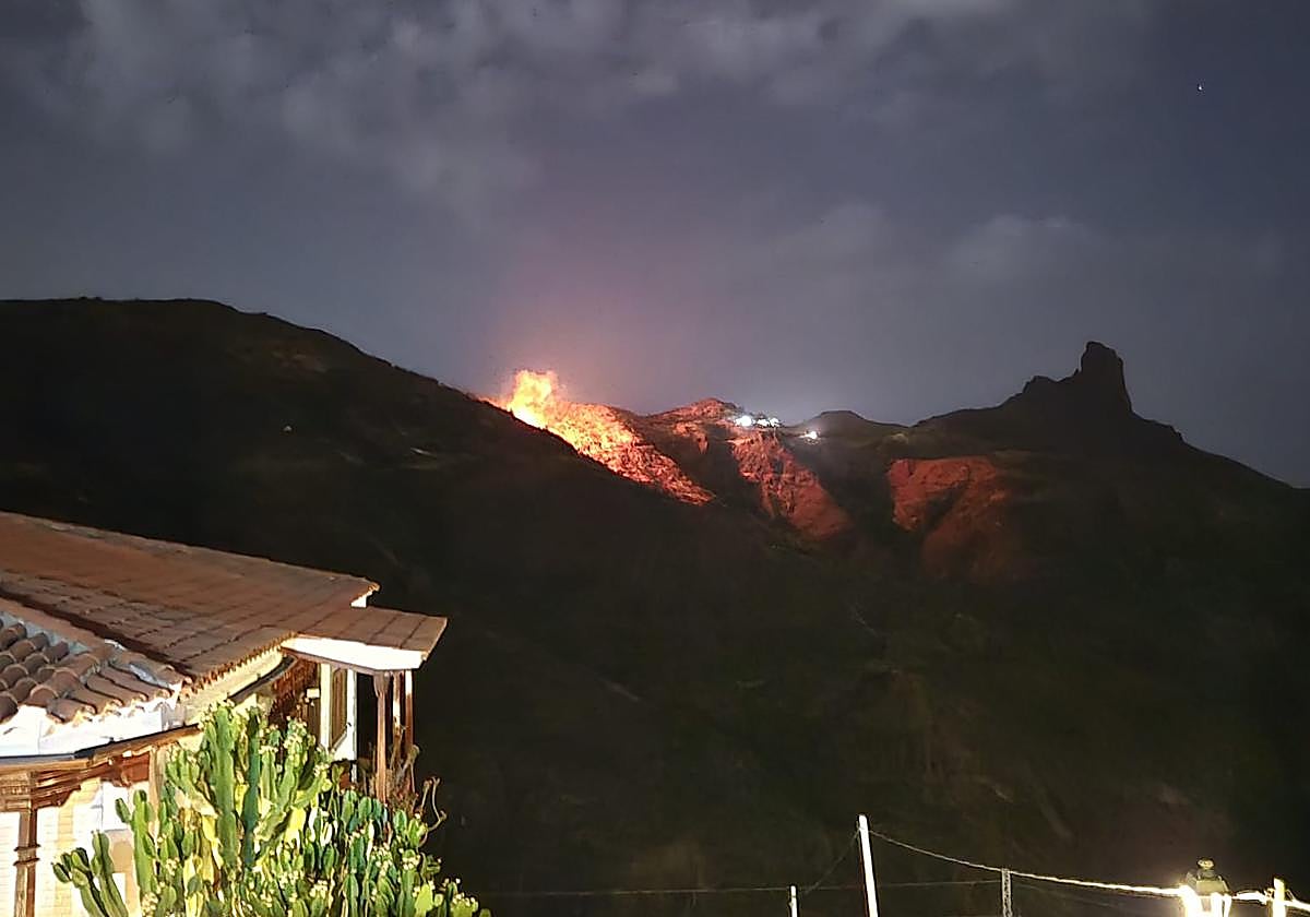 Incendio en Tejeda: Conato afecta a ladera cercana a la carretera hacia Ayacata