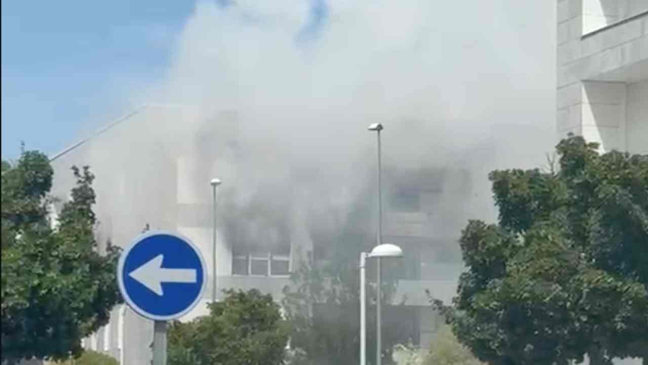 VÍDEO | Un pavoroso incendio obliga a desalojar un edificio de viviendas en un pueblo de Navarra