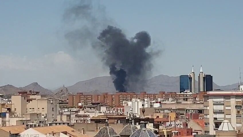 Controlado el incendio en una chatarrería de Casillas