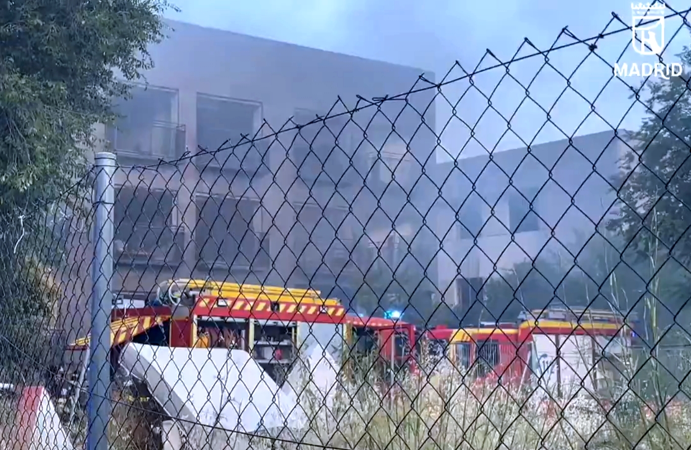 Incendio en edificio okupado de San Blas-Canillejas moviliza a 19 dotaciones de Bomberos de Madrid