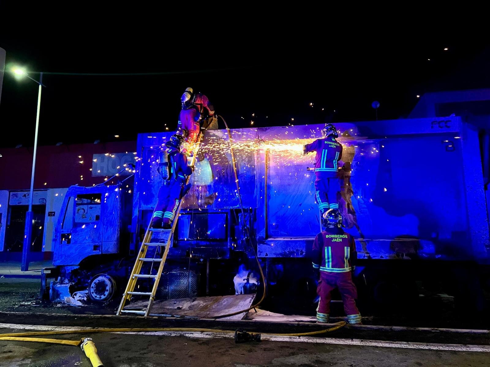 Un residuo mal depositado provoca un incendio y destruye un camión de recogida en Jaén