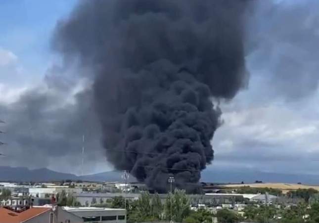 Incendio en fábrica de automóviles Honda en Santa Perpètua de Mogoda: Bombers trabajan para extinguir las llamas sin heridos