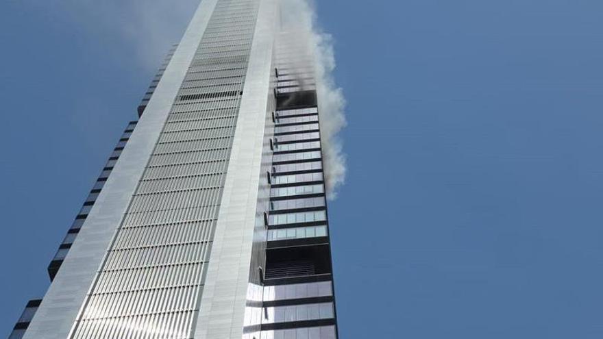 Controlado un incendio en la torre Moeve de Madrid con dos trabajadores atendidos por inhalación de humo
