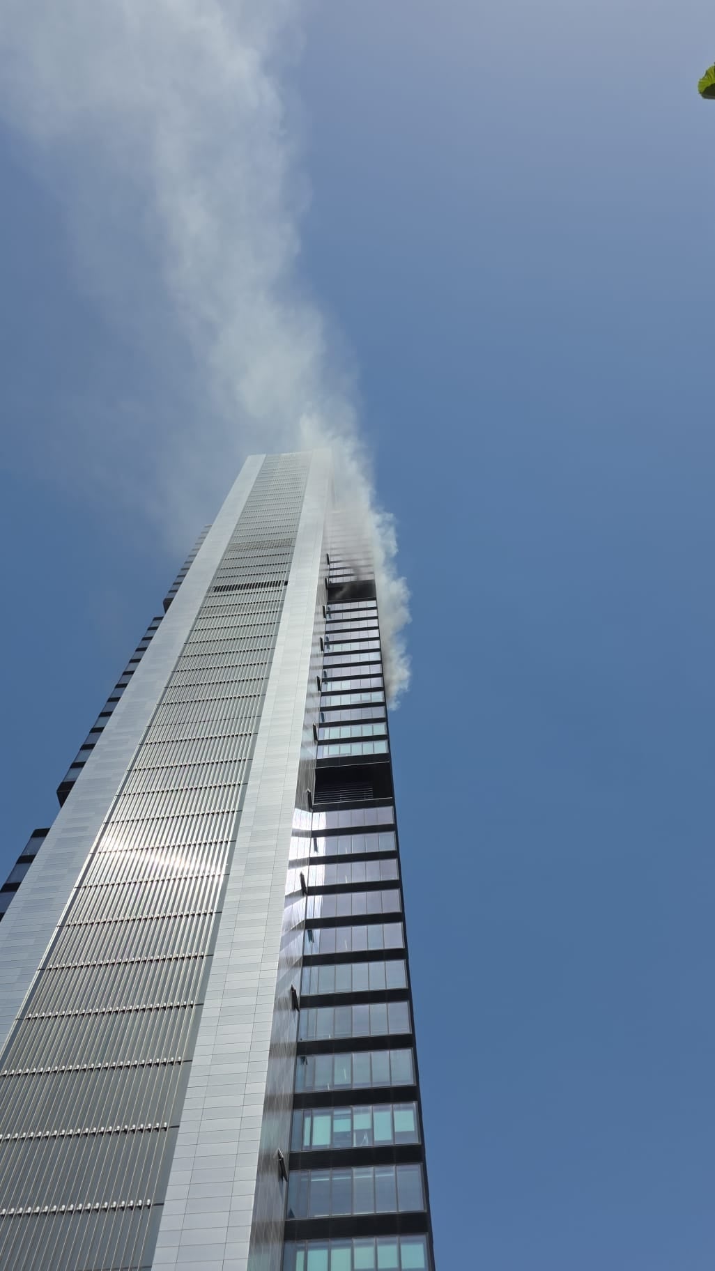 Incendio en la Torre Moeve obliga a desalojo