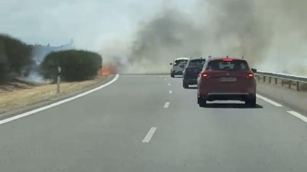 Incendio en la autovía A-231 interrumpe el tráfico en Santas Martas