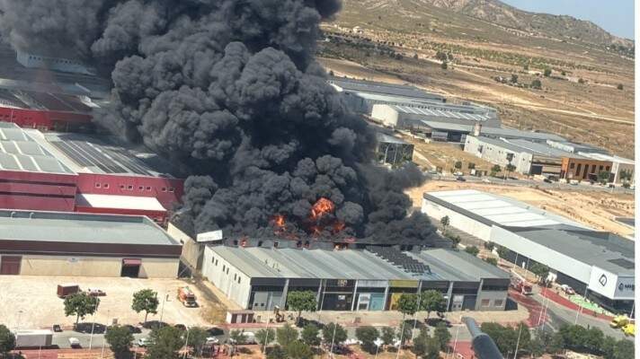 Un incendio afecta a más de una decena de naves en Yecla