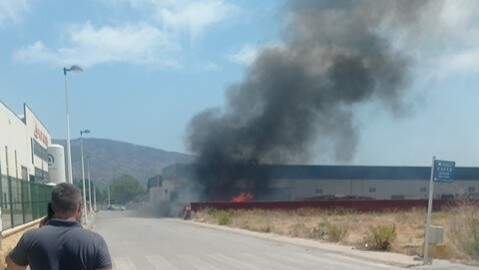 Un incendio junto a unas naves industriales en Librilla moviliza a los bomberos