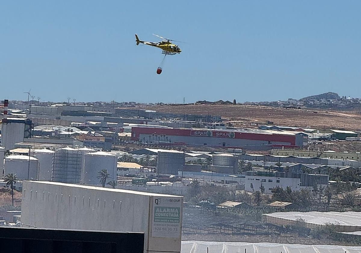Incendio en rastrojo alerta a población en Telde: helicóptero y equipos de emergencia en acción