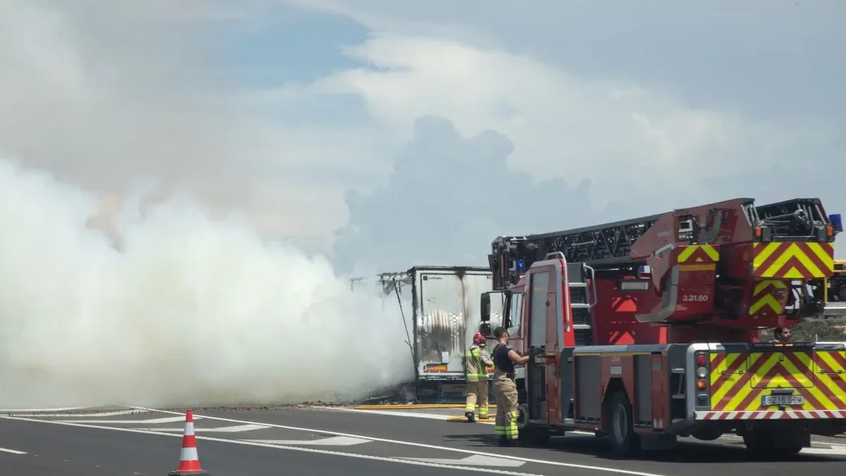 Retenciones en la A-2 en la Segarra al arder un camión