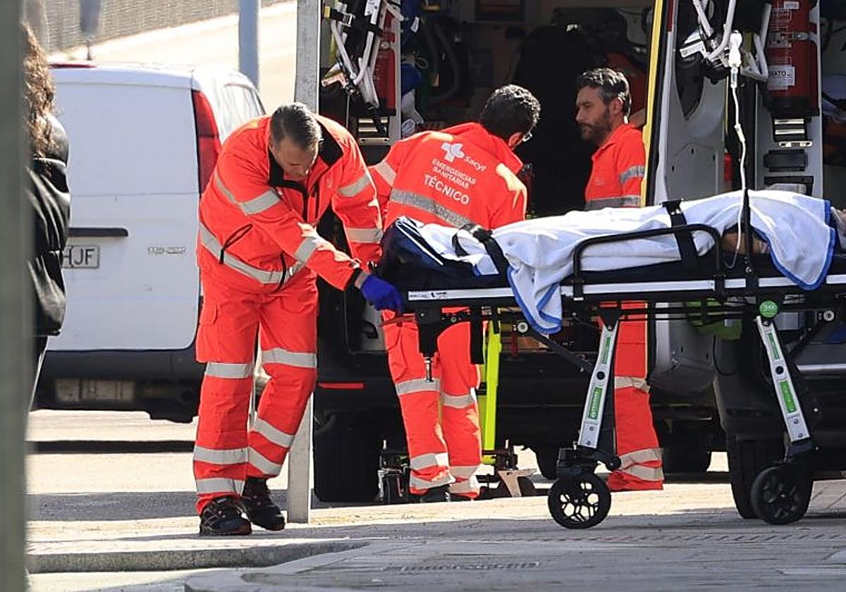 Un hombre con quemaduras, trasladado al hospital tras el incendio de un solar en Salamanca