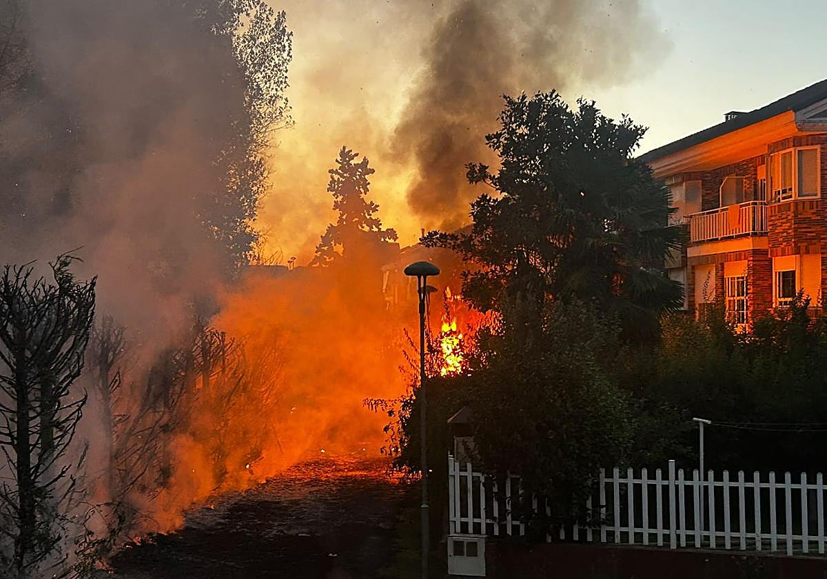 Incendio en urbanización La Fontana obliga a desalojo de chalets en plena noche