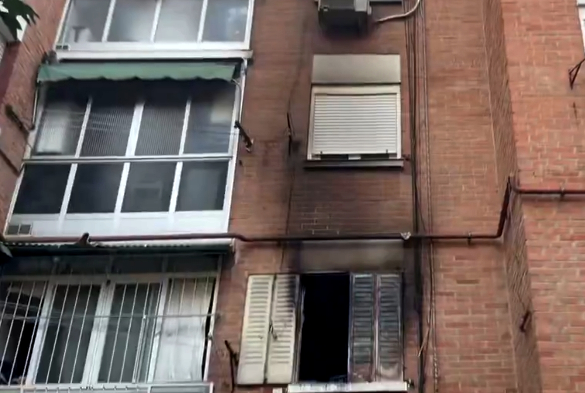 Herido tras arrojarse por la ventana de un tercer piso huyendo del fuego en una vivienda de Villaverde