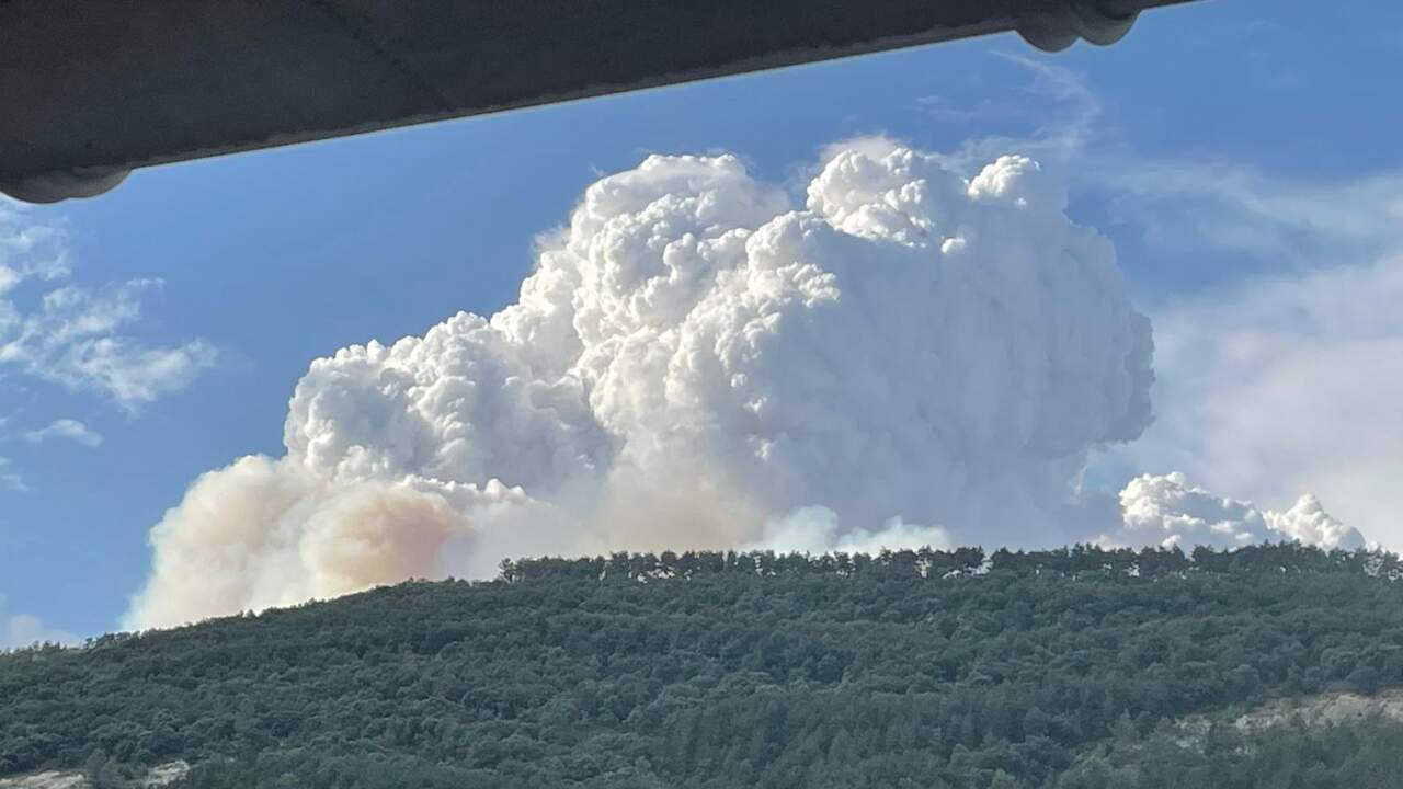 Un incendio en la falda del monte San Cristóbal activa un gran operativo de bomberos y helicópteros en Navarra