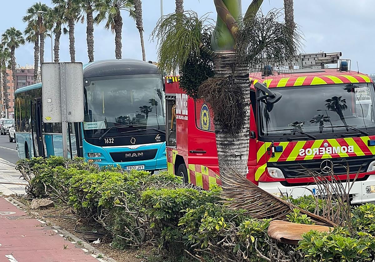 La quemadura de una rueda en una guagua genera grandes retenciones en la GC-1 dirección sur a la altura del Parque Romano