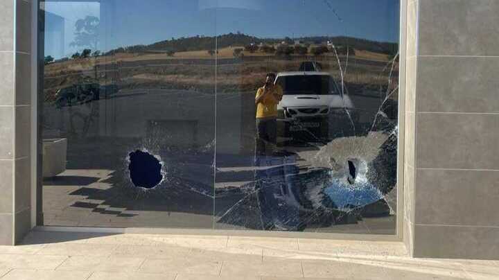 Indignación en Villanueva de los Castillejos tras un acto vandálico en el tanatorio municipal