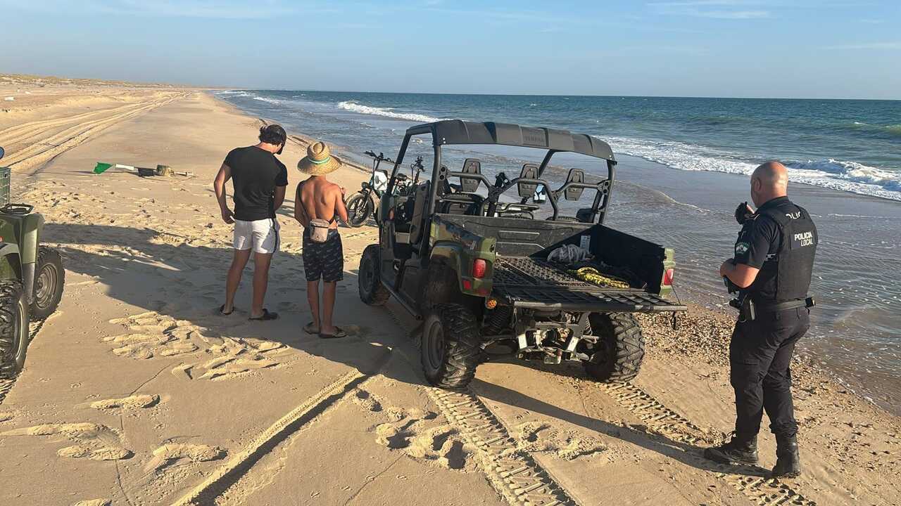 Dos hermanos se quedan atrapados en Doñana al agotarse la batería de sus bicicletas