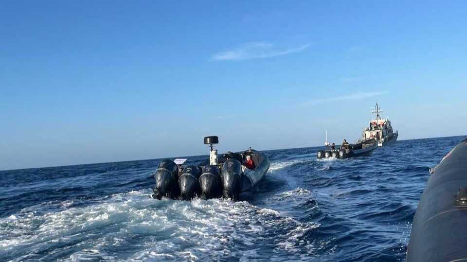 Peligrosa persecución en alta mar: una narcolancha cae y dos logran escapar