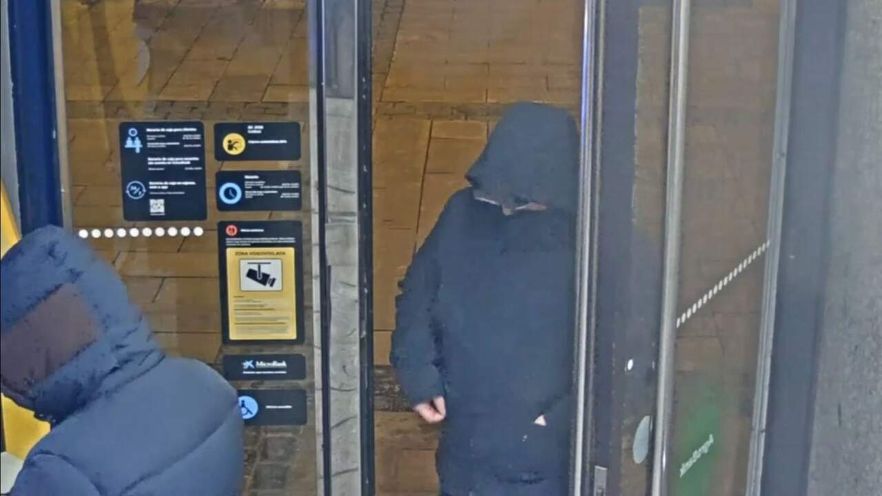 Dejó el bolso en el maletero un instante y dos georgianos le sacaron más de 2.000 euros de sus tarjetas en Navarra