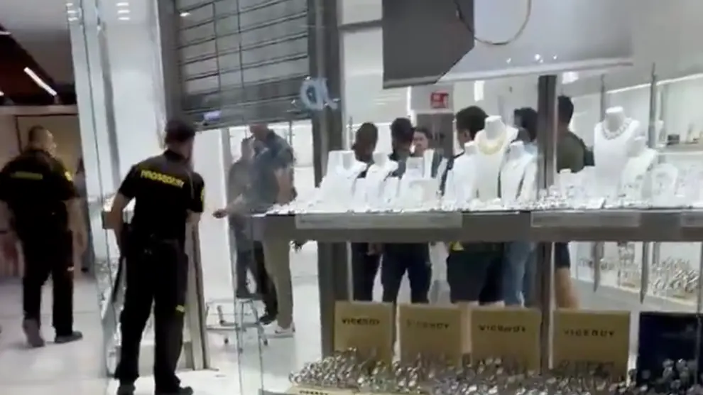 Varios encapuchados con armas atracan a golpes una joyería de La Vaguada