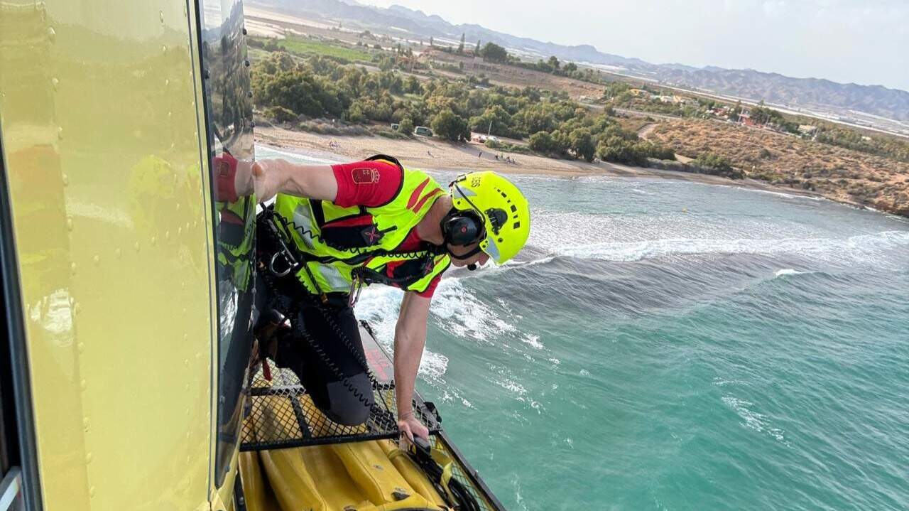 Amplio dispositivo de búsqueda para encontrar a joven desaparecido en la playa de Matalentisco en Águilas