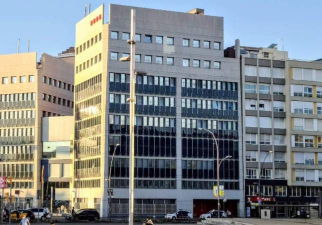 Joven intenta incendiar coche de la policía en comisaría de los Mossos d’Esquadra en Barcelona