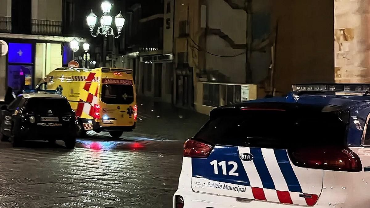 Una ambulancia y un coche de la policía local en la Plaza Mayor de Zamora.