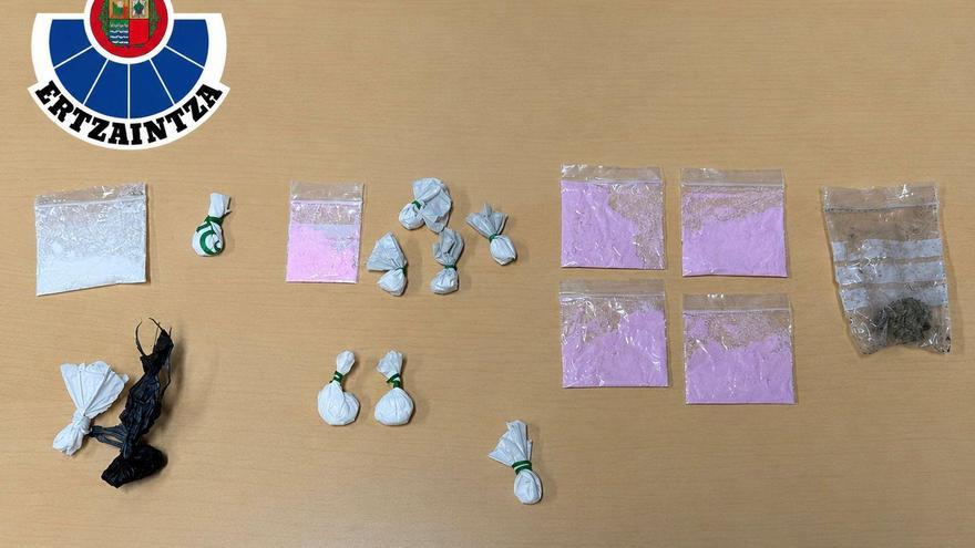 Detenida una persona y otras seis expedientadas por posesión de drogas en Donostia
