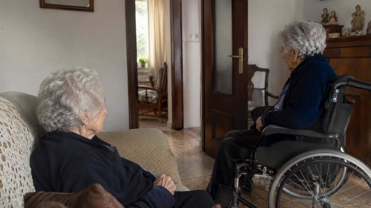Una cuidadora saquea las cuentas de dos ancianas en Pamplona y la pillan con una cámara doméstica