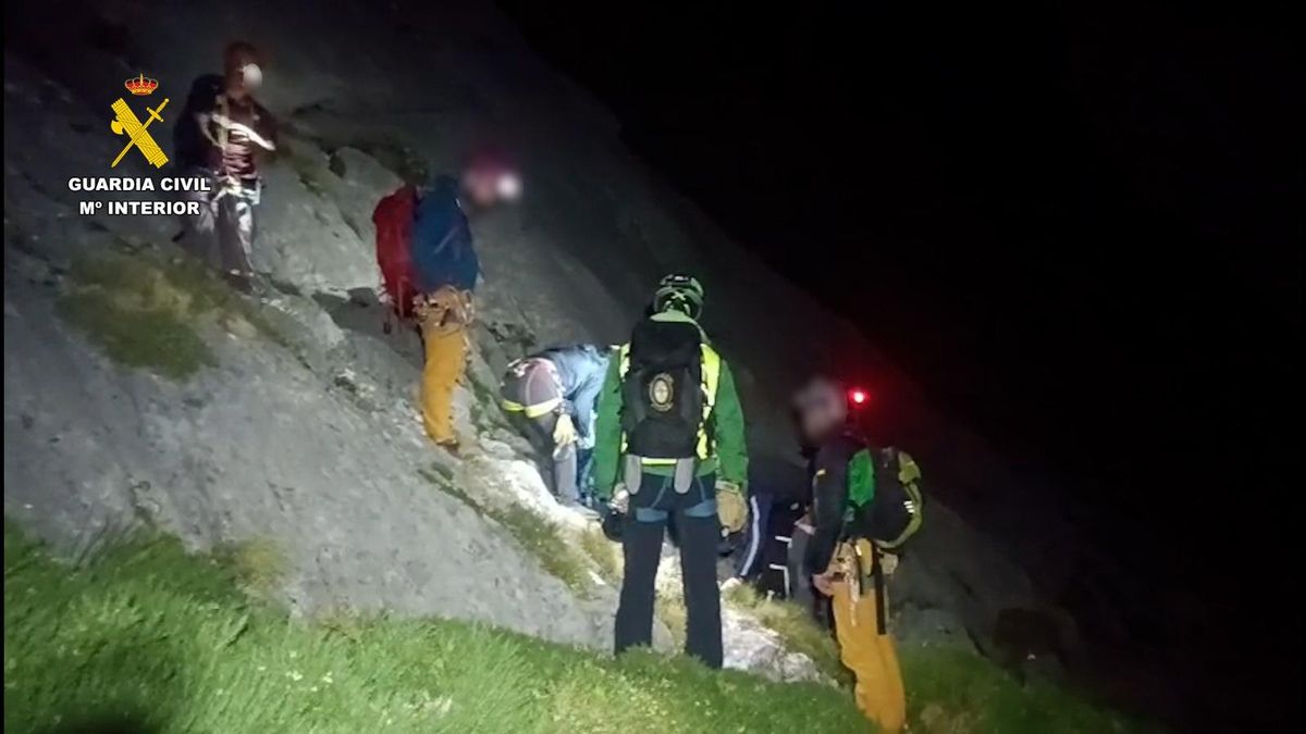 La Guardia Civil rescata de madrugada a cuatro escaladores atrapados en una pared de Villamanín.