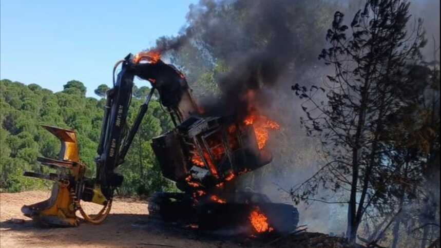 El incendio de Aroche queda en un susto tras arder una máquina sin afectar al monte