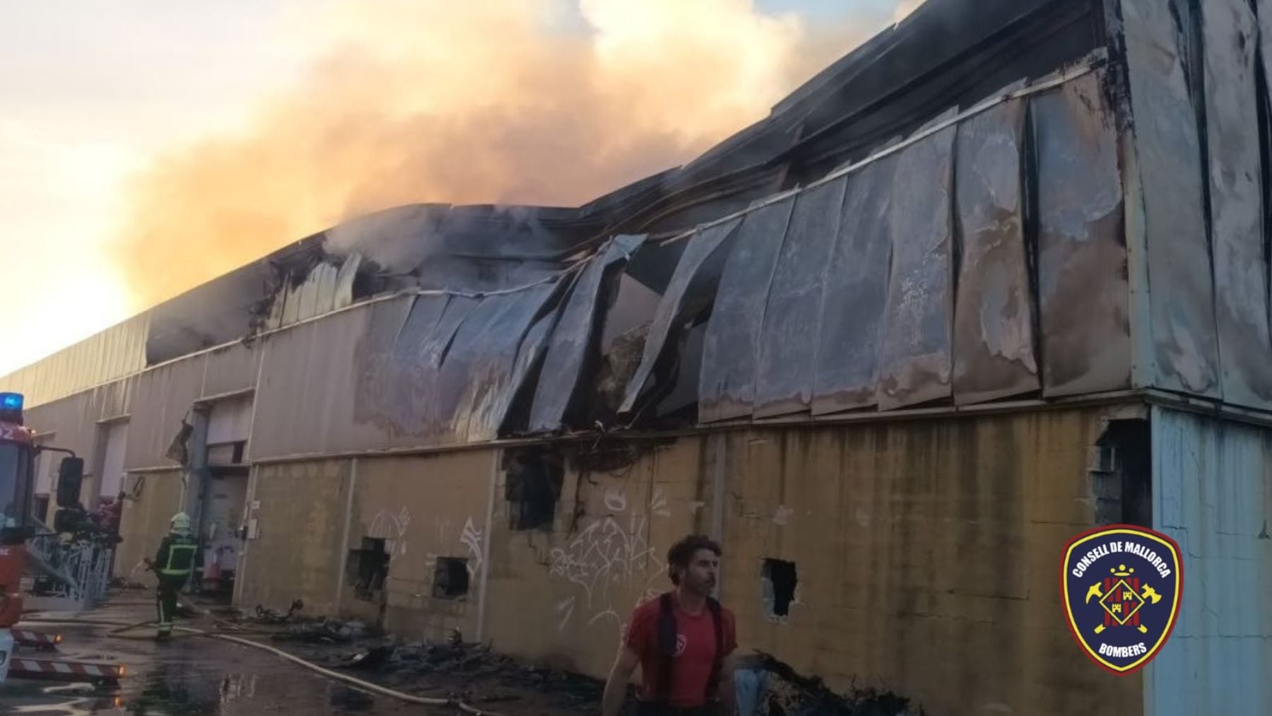 Un incendio devora de madrugada una nave industrial y daña otras dos en el polígono de Binissalem